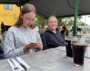 Så venter vi på maden.